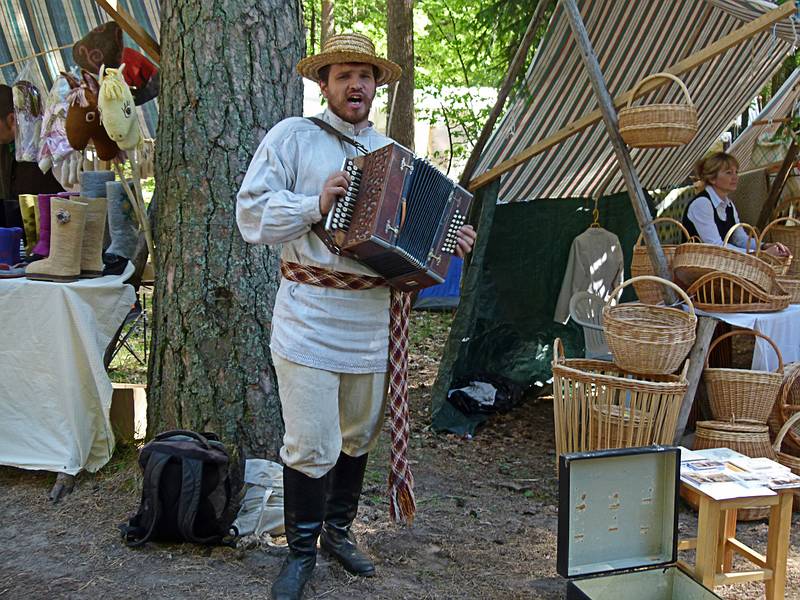 We had no lack of entertainment.<br />Arts and crafts fair at the Latvian Ethnographic Open Air Museum.<br />June 4, 2011 - Riga, Latvia.