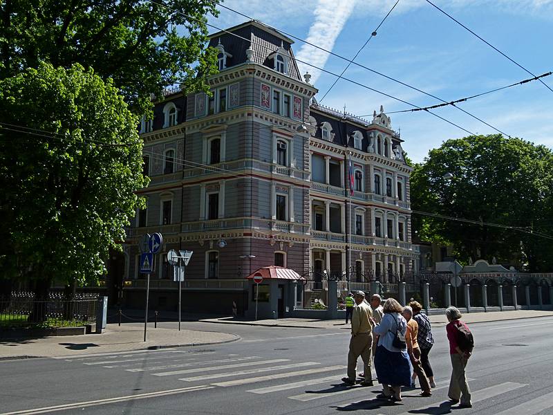 Chuck, Ronnie, Betsy, Baiba, Carolyn, and Joyce heading for lunch.<br />Russion embassy building corner of Antonijas Street and Kalpakas Boulevard.<br />June 5, 2011 - Riga, Latvia.