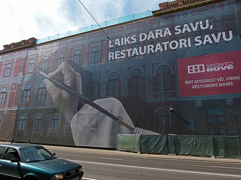 Building being renovated.<br />Time does its thing, restorators do theirs.<br />June 5, 2011 - Riga, Latvia.