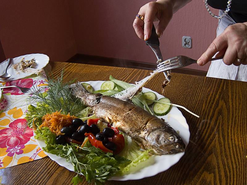 Fish deboned at the table withoud destroying its appearance.<br />At the Aragats Caucasian Kitchen Restaurant.<br />June 5, 2011 - Riga, Latvia.